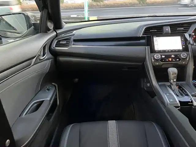ホンダ シビック ハッチバック 三重県 2020(令2)年 1.5万km クリスタルブラックパール ワンオーナー /登録時走行距離14721km/♪ホンダセンシング/ ・衝突軽減ブレーキ(CMBS)・車線維持支援システム(LKAS)/ ・歩行者事故低減ステアリング・路外逸脱抑制機能/ ・先行車発進お知らせ機能・オートハイビーム/ ・アダプティブクルーズコントロール(ACC)/♪純正ナビ/ ・フルセグ・DVD再生/ ・BTオーディオ・SD録音/♪バックカメラ/♪ハーフレザーシート/♪前席シートヒーター/♪前席パワーシート/♪スマートキー/♪プッシュスタート/♪ドライブレコーダー(前後)/♪オートブレーキホールド/♪LEDヘッドライト/♪LEDフォグライト /♪オートライト/♪純正18インチAW/♪革巻きステアリング/♪パドルシフト/♪ステアリングスイッチ/♪ウィンカーミラー/♪ビルトインETC2.0/♪フロアマット/♪ドアバイザー/♪プライバシーガラス/♪電格ミラー