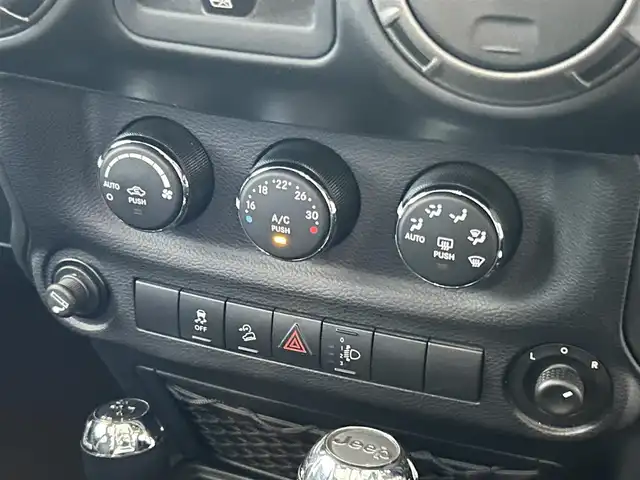 クライスラー・ジープ ジープ ラングラー アンリミテッド スポーツ 福岡県 2015(平27)年 3.5万km ブライトホワイト クルコン　/Ｓカメラ　/ＣＤ／ＤＶＤ　/ＡＵＸ　/ＭＴモード付ＡＴ　/１７インチＡＷ「Ｄｉｃｋ　Ｃｅｐｅｋ」　/キーレスキー　/ＥＴＣ