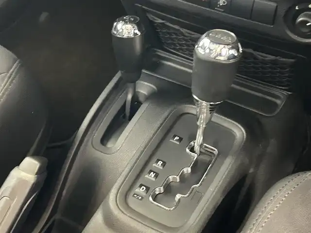 クライスラー・ジープ ジープ ラングラー アンリミテッド スポーツ 福岡県 2015(平27)年 3.5万km ブライトホワイト クルコン　/Ｓカメラ　/ＣＤ／ＤＶＤ　/ＡＵＸ　/ＭＴモード付ＡＴ　/１７インチＡＷ「Ｄｉｃｋ　Ｃｅｐｅｋ」　/キーレスキー　/ＥＴＣ