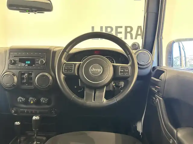 クライスラー・ジープ ジープ ラングラー アンリミテッド スポーツ 福岡県 2015(平27)年 3.5万km ブライトホワイト クルコン　/Ｓカメラ　/ＣＤ／ＤＶＤ　/ＡＵＸ　/ＭＴモード付ＡＴ　/１７インチＡＷ「Ｄｉｃｋ　Ｃｅｐｅｋ」　/キーレスキー　/ＥＴＣ