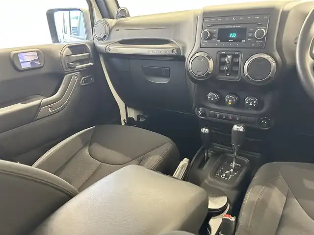 クライスラー・ジープ ジープ ラングラー アンリミテッド スポーツ 福岡県 2015(平27)年 3.5万km ブライトホワイト クルコン　/Ｓカメラ　/ＣＤ／ＤＶＤ　/ＡＵＸ　/ＭＴモード付ＡＴ　/１７インチＡＷ「Ｄｉｃｋ　Ｃｅｐｅｋ」　/キーレスキー　/ＥＴＣ