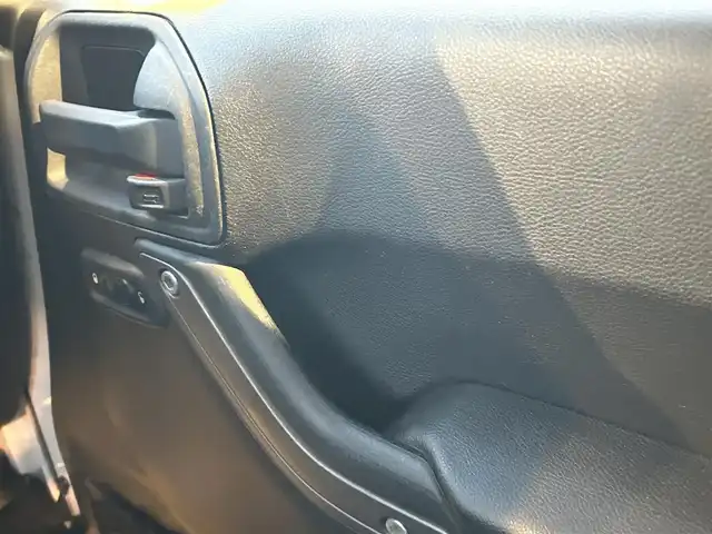 クライスラー・ジープ ジープ ラングラー アンリミテッド スポーツ 福岡県 2015(平27)年 3.5万km ブライトホワイト クルコン　/Ｓカメラ　/ＣＤ／ＤＶＤ　/ＡＵＸ　/ＭＴモード付ＡＴ　/１７インチＡＷ「Ｄｉｃｋ　Ｃｅｐｅｋ」　/キーレスキー　/ＥＴＣ