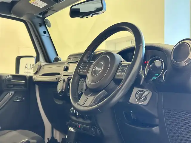 クライスラー・ジープ ジープ ラングラー アンリミテッド スポーツ 福岡県 2015(平27)年 3.5万km ブライトホワイト クルコン　/Ｓカメラ　/ＣＤ／ＤＶＤ　/ＡＵＸ　/ＭＴモード付ＡＴ　/１７インチＡＷ「Ｄｉｃｋ　Ｃｅｐｅｋ」　/キーレスキー　/ＥＴＣ