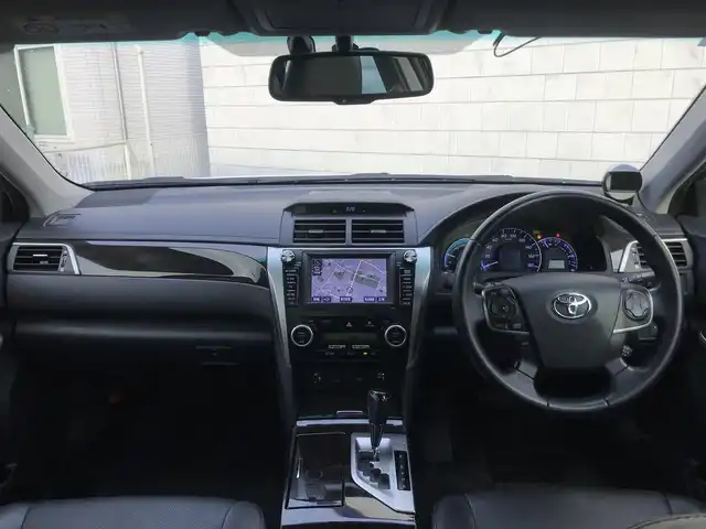 トヨタ カムリ ハイブリット レザーパッケージ 栃木県 2012(平24)年 8.4万km ホワイトパールクリスタルシャイン (株)IDOMが運営する【じしゃロン小山店】の自社ローン対象車両になります。こちらは現金ご利用時の価格です。/自社ローンご希望の方は別途その旨お申付け下さい。//禁煙車/純正フルセグナビ/（CD/DVD/AM/FMラジオ）/(Bluetooth)/スマートキー/プッシュスタート/バックカメラ/ＥＴＣ/クルーズコントロール/ドライブレコーダー/パワーシート/シートヒーター/ステアリングリモコン/電動格納ドアミラー/パワーウインドウ/オートライト/自動防眩ミラー