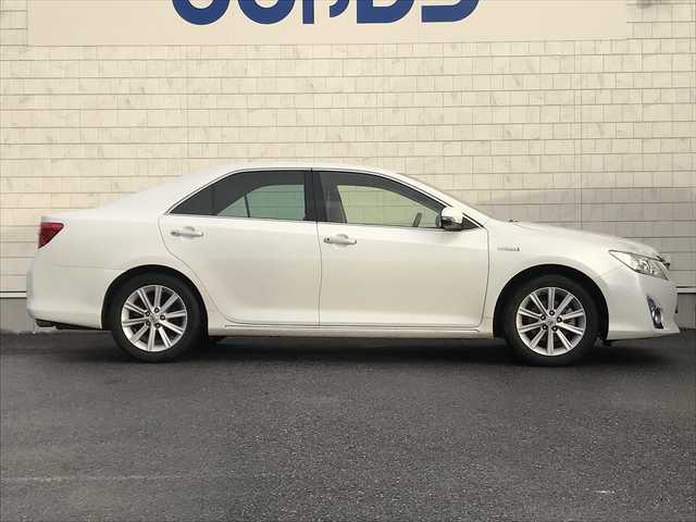 トヨタ カムリ ハイブリット レザーパッケージ 栃木県 2012(平24)年 8.4万km ホワイトパールクリスタルシャイン (株)IDOMが運営する【じしゃロン小山店】の自社ローン対象車両になります。こちらは現金ご利用時の価格です。/自社ローンご希望の方は別途その旨お申付け下さい。//禁煙車/純正フルセグナビ/（CD/DVD/AM/FMラジオ）/(Bluetooth)/スマートキー/プッシュスタート/バックカメラ/ＥＴＣ/クルーズコントロール/ドライブレコーダー/パワーシート/シートヒーター/ステアリングリモコン/電動格納ドアミラー/パワーウインドウ/オートライト/自動防眩ミラー