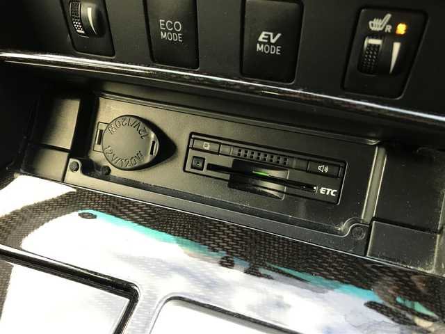 トヨタ カムリ ハイブリット レザーパッケージ 栃木県 2012(平24)年 8.4万km ホワイトパールクリスタルシャイン (株)IDOMが運営する【じしゃロン小山店】の自社ローン対象車両になります。こちらは現金ご利用時の価格です。/自社ローンご希望の方は別途その旨お申付け下さい。//禁煙車/純正フルセグナビ/（CD/DVD/AM/FMラジオ）/(Bluetooth)/スマートキー/プッシュスタート/バックカメラ/ＥＴＣ/クルーズコントロール/ドライブレコーダー/パワーシート/シートヒーター/ステアリングリモコン/電動格納ドアミラー/パワーウインドウ/オートライト/自動防眩ミラー