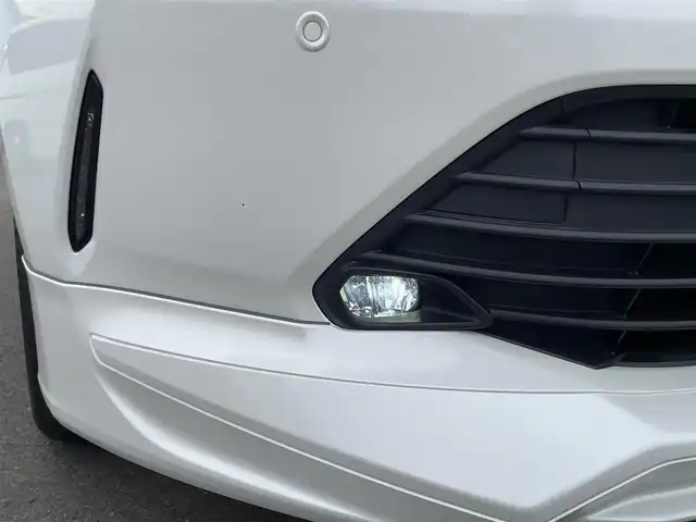 トヨタ ハリアー プレミアム 愛媛県 2018(平30)年 4.2万km ホワイトパールクリスタルシャイン ワンオーナー/純正エアロ(F・S・R)/純正9インチナビ【NSZT-Y68T】/　CD/DVD/Bluetooth/フルセグTV/バックカメラ/プリクラッシュセーフティ/レーンディパーチャーアラート/レーダークルーズコントロール/クリアランスソナー/ハーフレザーシート/D席パワーシート/プッシュスタート/LEDオートヘッドライト/電子パーキングブレーキ/オートホールド/ウッドコンビステアリング/ステアリングスイッチ/純正18インチAW/オート電動格納ミラー/前後ドライブレコーダー
