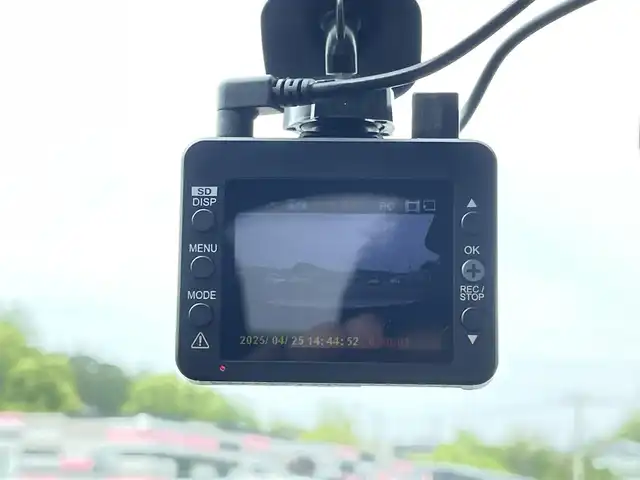 トヨタ ハリアー プレミアム 愛媛県 2018(平30)年 4.2万km ホワイトパールクリスタルシャイン ワンオーナー/純正エアロ(F・S・R)/純正9インチナビ【NSZT-Y68T】/　CD/DVD/Bluetooth/フルセグTV/バックカメラ/プリクラッシュセーフティ/レーンディパーチャーアラート/レーダークルーズコントロール/クリアランスソナー/ハーフレザーシート/D席パワーシート/プッシュスタート/LEDオートヘッドライト/電子パーキングブレーキ/オートホールド/ウッドコンビステアリング/ステアリングスイッチ/純正18インチAW/オート電動格納ミラー/前後ドライブレコーダー
