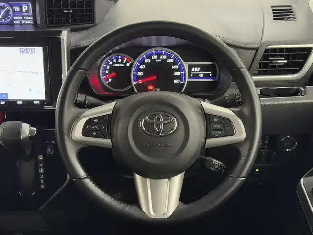トヨタ ルーミー カスタムG 三重県 2020(令2)年 3.2万km レーザーブルークリスタルシャイン ガソリン/FF/インパネCVT/純正 9インチナビ NSZT-Y68T/（AM/FM/CD/DVD/TV/SD/SDREC/Bluetooth）/バックガイドモニター/両側パワースライドドア/ドライブレコーダー 前方/ビルトイン ETC2.0/安全/・衝突回避支援ブレーキ機能（対車両・対歩行者［昼夜］）/・車線逸脱警報機能/・路側逸脱警報/・ふらつき警報/・コーナーセンサー 前後/・ブレーキ制御付誤発進抑制機能（前方・後方）/・先行車発進お知らせ機能/装備/・オートライトシステム/・オートレベリング機能付LEDヘッドランプ/・LEDフロントフォグランプ/・オートハイビーム/・オートエアコン/・プッシュスタート/・純正14inAW/・スマートキーx2