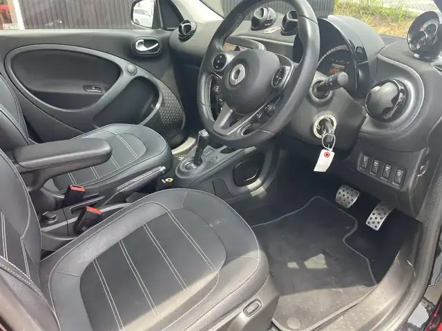 スマート ＭＣＣ スマート フォーフォー BRABUSスポーツ 福岡県 2019(平31)年 2.6万km 赤Ⅱ ガラスルーフ　/黒革　/前席シートヒーター/社外ナビ/バックカメラ/フルセグTV/クルーズコントロール　/レーンキープアシスト/衝突軽減ブレーキ　/オートライト　/前後フォグランプ　/ステアリングスイッチ/パドルシフト　/前後ドライブレコーダー/純正17インチアルミホイール/ETC