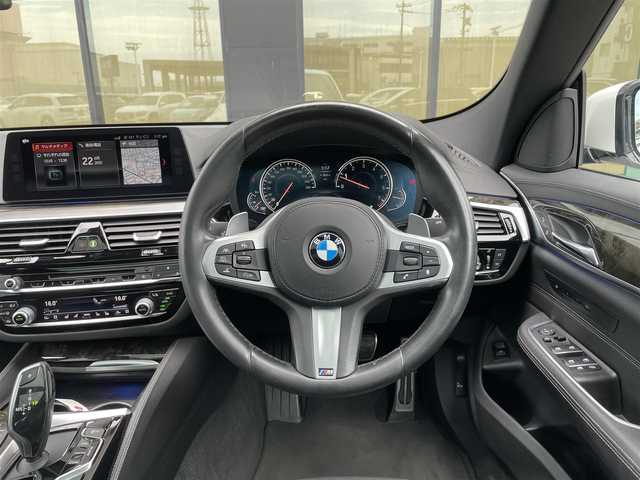 ＢＭＷ ６４０ｉ 石川県 2018(平30)年 6.2万km パール 純正ナビ/（DTV/DVD/Bluetooth）/後席モニター（左右独立10.2インチ）/ドライビングアシスト/衝突軽減/レーンキープ/パークアシスト/全周囲カメラ/黒革コンフォートシート/シートヒーター/エアシート/アクティブベンチレーションシート/HarmanKardonサウンドシステム/パノラマガラスサンルーフ/AdoptoiveLED/純正オプション20インチアルミホイール