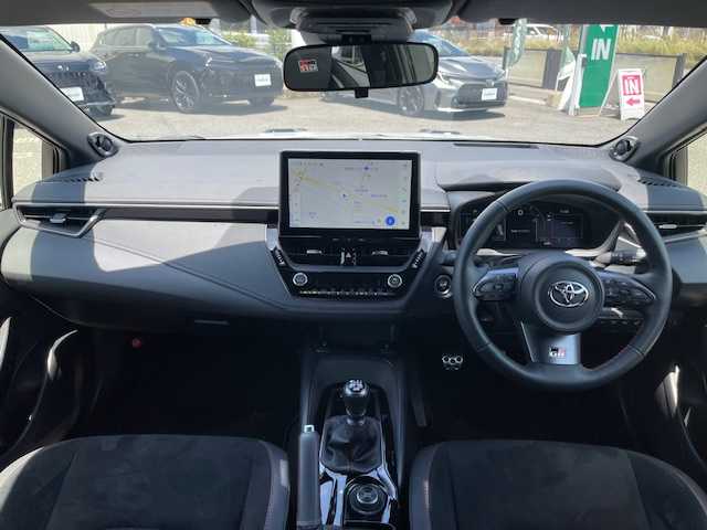 トヨタ ＧＲカローラ RZ 三重県 2024(令6)年 0.9万km プラチナホワイトパールマイカ 純正10.5型ディスプレイオーディオプラス/・コネクティッドナビ対応10.5型ディスプレイ/・車載ナビゲーション/・JBLサウンドシステム/・録画機能付バックガイドモニター/・ビルトインETC2.0/メーカーオプション/・ブラインドスポットモニター/・安心降車アシスト/・リアクロストラフィックアラート/・クリアランスソナー/バックソナー/・カラーヘッドアップディスプレイ/・D/N席シートヒーター/・ステアリングヒーター/セーフティセンス/・プリクラッシュセーフティ/・レーントレーシングアシスト/・レーンディパーチャーアラート/・レーダークルーズコントロール/・オートマチックハイビーム/・ロードサインアシスト/・発進遅れ告知機能/4WD/ターボ/純正10.5型ディスプレイオーディオプラス/【ナビ/フルセグTV/Bluetooth/USB/Miracast】/バックガイドモニター/ドライブレコーダー/オートライト/LEDヘッドランプ/LEDフロントフォグランプ/カーボンルーフ/235/40R18インチBBS製純正AW/GRロゴ入りレッドブレーキキャリパー/プッシュスタート/スマートキー/スペアキー/純正フロアマット