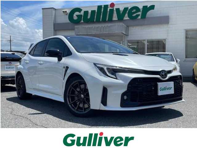 トヨタ ＧＲカローラ RZ 三重県 2024(令6)年 0.9万km プラチナホワイトパールマイカ 純正10.5型ディスプレイオーディオプラス/・コネクティッドナビ対応10.5型ディスプレイ/・車載ナビゲーション/・JBLサウンドシステム/・録画機能付バックガイドモニター/・ビルトインETC2.0/メーカーオプション/・ブラインドスポットモニター/・安心降車アシスト/・リアクロストラフィックアラート/・クリアランスソナー/バックソナー/・カラーヘッドアップディスプレイ/・D/N席シートヒーター/・ステアリングヒーター/セーフティセンス/・プリクラッシュセーフティ/・レーントレーシングアシスト/・レーンディパーチャーアラート/・レーダークルーズコントロール/・オートマチックハイビーム/・ロードサインアシスト/・発進遅れ告知機能/4WD/ターボ/純正10.5型ディスプレイオーディオプラス/【ナビ/フルセグTV/Bluetooth/USB/Miracast】/バックガイドモニター/ドライブレコーダー/オートライト/LEDヘッドランプ/LEDフロントフォグランプ/カーボンルーフ/235/40R18インチBBS製純正AW/GRロゴ入りレッドブレーキキャリパー/プッシュスタート/スマートキー/スペアキー/純正フロアマット