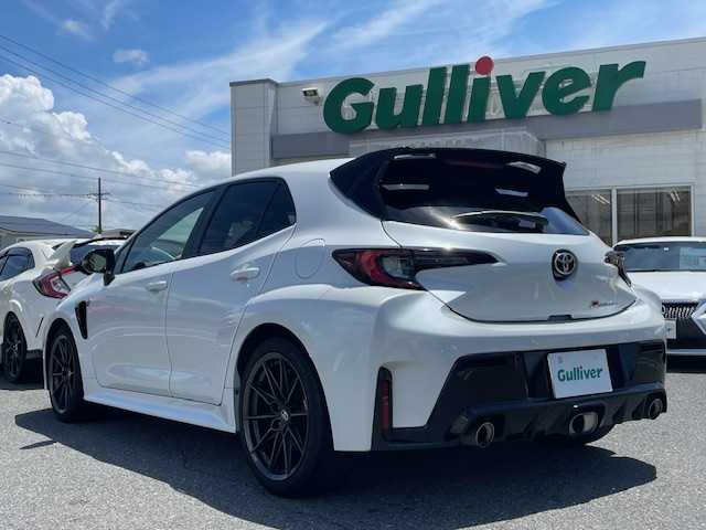 トヨタ ＧＲカローラ RZ 三重県 2024(令6)年 0.9万km プラチナホワイトパールマイカ 純正10.5型ディスプレイオーディオプラス/・コネクティッドナビ対応10.5型ディスプレイ/・車載ナビゲーション/・JBLサウンドシステム/・録画機能付バックガイドモニター/・ビルトインETC2.0/メーカーオプション/・ブラインドスポットモニター/・安心降車アシスト/・リアクロストラフィックアラート/・クリアランスソナー/バックソナー/・カラーヘッドアップディスプレイ/・D/N席シートヒーター/・ステアリングヒーター/セーフティセンス/・プリクラッシュセーフティ/・レーントレーシングアシスト/・レーンディパーチャーアラート/・レーダークルーズコントロール/・オートマチックハイビーム/・ロードサインアシスト/・発進遅れ告知機能/4WD/ターボ/純正10.5型ディスプレイオーディオプラス/【ナビ/フルセグTV/Bluetooth/USB/Miracast】/バックガイドモニター/ドライブレコーダー/オートライト/LEDヘッドランプ/LEDフロントフォグランプ/カーボンルーフ/235/40R18インチBBS製純正AW/GRロゴ入りレッドブレーキキャリパー/プッシュスタート/スマートキー/スペアキー/純正フロアマット