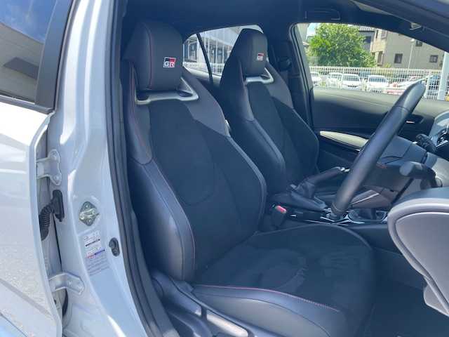 トヨタ ＧＲカローラ RZ 三重県 2024(令6)年 0.9万km プラチナホワイトパールマイカ 純正10.5型ディスプレイオーディオプラス/・コネクティッドナビ対応10.5型ディスプレイ/・車載ナビゲーション/・JBLサウンドシステム/・録画機能付バックガイドモニター/・ビルトインETC2.0/メーカーオプション/・ブラインドスポットモニター/・安心降車アシスト/・リアクロストラフィックアラート/・クリアランスソナー/バックソナー/・カラーヘッドアップディスプレイ/・D/N席シートヒーター/・ステアリングヒーター/セーフティセンス/・プリクラッシュセーフティ/・レーントレーシングアシスト/・レーンディパーチャーアラート/・レーダークルーズコントロール/・オートマチックハイビーム/・ロードサインアシスト/・発進遅れ告知機能/4WD/ターボ/純正10.5型ディスプレイオーディオプラス/【ナビ/フルセグTV/Bluetooth/USB/Miracast】/バックガイドモニター/ドライブレコーダー/オートライト/LEDヘッドランプ/LEDフロントフォグランプ/カーボンルーフ/235/40R18インチBBS製純正AW/GRロゴ入りレッドブレーキキャリパー/プッシュスタート/スマートキー/スペアキー/純正フロアマット