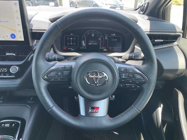 トヨタ ＧＲカローラ RZ 三重県 2024(令6)年 0.9万km プラチナホワイトパールマイカ 純正10.5型ディスプレイオーディオプラス/・コネクティッドナビ対応10.5型ディスプレイ/・車載ナビゲーション/・JBLサウンドシステム/・録画機能付バックガイドモニター/・ビルトインETC2.0/メーカーオプション/・ブラインドスポットモニター/・安心降車アシスト/・リアクロストラフィックアラート/・クリアランスソナー/バックソナー/・カラーヘッドアップディスプレイ/・D/N席シートヒーター/・ステアリングヒーター/セーフティセンス/・プリクラッシュセーフティ/・レーントレーシングアシスト/・レーンディパーチャーアラート/・レーダークルーズコントロール/・オートマチックハイビーム/・ロードサインアシスト/・発進遅れ告知機能/4WD/ターボ/純正10.5型ディスプレイオーディオプラス/【ナビ/フルセグTV/Bluetooth/USB/Miracast】/バックガイドモニター/ドライブレコーダー/オートライト/LEDヘッドランプ/LEDフロントフォグランプ/カーボンルーフ/235/40R18インチBBS製純正AW/GRロゴ入りレッドブレーキキャリパー/プッシュスタート/スマートキー/スペアキー/純正フロアマット