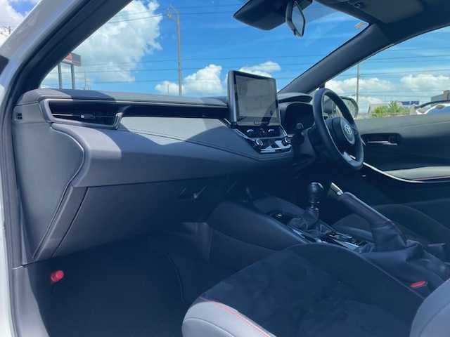 トヨタ ＧＲカローラ RZ 三重県 2024(令6)年 0.9万km プラチナホワイトパールマイカ 純正10.5型ディスプレイオーディオプラス/・コネクティッドナビ対応10.5型ディスプレイ/・車載ナビゲーション/・JBLサウンドシステム/・録画機能付バックガイドモニター/・ビルトインETC2.0/メーカーオプション/・ブラインドスポットモニター/・安心降車アシスト/・リアクロストラフィックアラート/・クリアランスソナー/バックソナー/・カラーヘッドアップディスプレイ/・D/N席シートヒーター/・ステアリングヒーター/セーフティセンス/・プリクラッシュセーフティ/・レーントレーシングアシスト/・レーンディパーチャーアラート/・レーダークルーズコントロール/・オートマチックハイビーム/・ロードサインアシスト/・発進遅れ告知機能/4WD/ターボ/純正10.5型ディスプレイオーディオプラス/【ナビ/フルセグTV/Bluetooth/USB/Miracast】/バックガイドモニター/ドライブレコーダー/オートライト/LEDヘッドランプ/LEDフロントフォグランプ/カーボンルーフ/235/40R18インチBBS製純正AW/GRロゴ入りレッドブレーキキャリパー/プッシュスタート/スマートキー/スペアキー/純正フロアマット