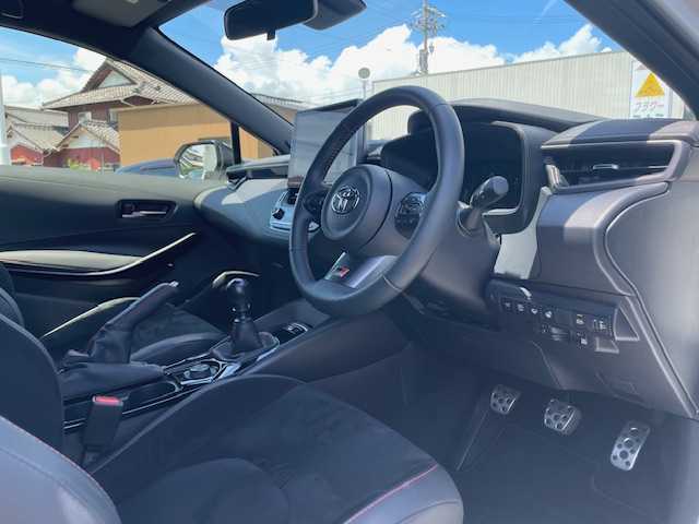 トヨタ ＧＲカローラ RZ 三重県 2024(令6)年 0.9万km プラチナホワイトパールマイカ 純正10.5型ディスプレイオーディオプラス/・コネクティッドナビ対応10.5型ディスプレイ/・車載ナビゲーション/・JBLサウンドシステム/・録画機能付バックガイドモニター/・ビルトインETC2.0/メーカーオプション/・ブラインドスポットモニター/・安心降車アシスト/・リアクロストラフィックアラート/・クリアランスソナー/バックソナー/・カラーヘッドアップディスプレイ/・D/N席シートヒーター/・ステアリングヒーター/セーフティセンス/・プリクラッシュセーフティ/・レーントレーシングアシスト/・レーンディパーチャーアラート/・レーダークルーズコントロール/・オートマチックハイビーム/・ロードサインアシスト/・発進遅れ告知機能/4WD/ターボ/純正10.5型ディスプレイオーディオプラス/【ナビ/フルセグTV/Bluetooth/USB/Miracast】/バックガイドモニター/ドライブレコーダー/オートライト/LEDヘッドランプ/LEDフロントフォグランプ/カーボンルーフ/235/40R18インチBBS製純正AW/GRロゴ入りレッドブレーキキャリパー/プッシュスタート/スマートキー/スペアキー/純正フロアマット