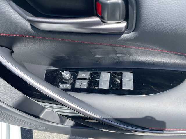 トヨタ ＧＲカローラ RZ 三重県 2024(令6)年 0.9万km プラチナホワイトパールマイカ 純正10.5型ディスプレイオーディオプラス/・コネクティッドナビ対応10.5型ディスプレイ/・車載ナビゲーション/・JBLサウンドシステム/・録画機能付バックガイドモニター/・ビルトインETC2.0/メーカーオプション/・ブラインドスポットモニター/・安心降車アシスト/・リアクロストラフィックアラート/・クリアランスソナー/バックソナー/・カラーヘッドアップディスプレイ/・D/N席シートヒーター/・ステアリングヒーター/セーフティセンス/・プリクラッシュセーフティ/・レーントレーシングアシスト/・レーンディパーチャーアラート/・レーダークルーズコントロール/・オートマチックハイビーム/・ロードサインアシスト/・発進遅れ告知機能/4WD/ターボ/純正10.5型ディスプレイオーディオプラス/【ナビ/フルセグTV/Bluetooth/USB/Miracast】/バックガイドモニター/ドライブレコーダー/オートライト/LEDヘッドランプ/LEDフロントフォグランプ/カーボンルーフ/235/40R18インチBBS製純正AW/GRロゴ入りレッドブレーキキャリパー/プッシュスタート/スマートキー/スペアキー/純正フロアマット