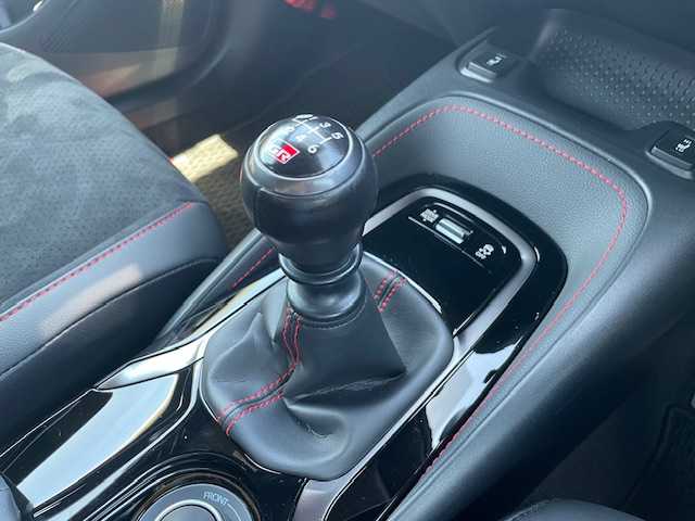トヨタ ＧＲカローラ RZ 三重県 2024(令6)年 0.9万km プラチナホワイトパールマイカ 純正10.5型ディスプレイオーディオプラス/・コネクティッドナビ対応10.5型ディスプレイ/・車載ナビゲーション/・JBLサウンドシステム/・録画機能付バックガイドモニター/・ビルトインETC2.0/メーカーオプション/・ブラインドスポットモニター/・安心降車アシスト/・リアクロストラフィックアラート/・クリアランスソナー/バックソナー/・カラーヘッドアップディスプレイ/・D/N席シートヒーター/・ステアリングヒーター/セーフティセンス/・プリクラッシュセーフティ/・レーントレーシングアシスト/・レーンディパーチャーアラート/・レーダークルーズコントロール/・オートマチックハイビーム/・ロードサインアシスト/・発進遅れ告知機能/4WD/ターボ/純正10.5型ディスプレイオーディオプラス/【ナビ/フルセグTV/Bluetooth/USB/Miracast】/バックガイドモニター/ドライブレコーダー/オートライト/LEDヘッドランプ/LEDフロントフォグランプ/カーボンルーフ/235/40R18インチBBS製純正AW/GRロゴ入りレッドブレーキキャリパー/プッシュスタート/スマートキー/スペアキー/純正フロアマット