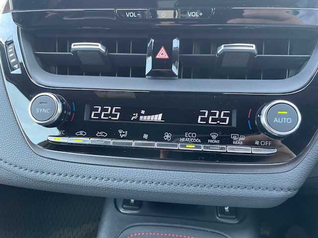 トヨタ ＧＲカローラ RZ 三重県 2024(令6)年 0.9万km プラチナホワイトパールマイカ 純正10.5型ディスプレイオーディオプラス/・コネクティッドナビ対応10.5型ディスプレイ/・車載ナビゲーション/・JBLサウンドシステム/・録画機能付バックガイドモニター/・ビルトインETC2.0/メーカーオプション/・ブラインドスポットモニター/・安心降車アシスト/・リアクロストラフィックアラート/・クリアランスソナー/バックソナー/・カラーヘッドアップディスプレイ/・D/N席シートヒーター/・ステアリングヒーター/セーフティセンス/・プリクラッシュセーフティ/・レーントレーシングアシスト/・レーンディパーチャーアラート/・レーダークルーズコントロール/・オートマチックハイビーム/・ロードサインアシスト/・発進遅れ告知機能/4WD/ターボ/純正10.5型ディスプレイオーディオプラス/【ナビ/フルセグTV/Bluetooth/USB/Miracast】/バックガイドモニター/ドライブレコーダー/オートライト/LEDヘッドランプ/LEDフロントフォグランプ/カーボンルーフ/235/40R18インチBBS製純正AW/GRロゴ入りレッドブレーキキャリパー/プッシュスタート/スマートキー/スペアキー/純正フロアマット