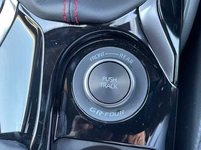 トヨタ ＧＲカローラ RZ 三重県 2024(令6)年 0.9万km プラチナホワイトパールマイカ 純正10.5型ディスプレイオーディオプラス/・コネクティッドナビ対応10.5型ディスプレイ/・車載ナビゲーション/・JBLサウンドシステム/・録画機能付バックガイドモニター/・ビルトインETC2.0/メーカーオプション/・ブラインドスポットモニター/・安心降車アシスト/・リアクロストラフィックアラート/・クリアランスソナー/バックソナー/・カラーヘッドアップディスプレイ/・D/N席シートヒーター/・ステアリングヒーター/セーフティセンス/・プリクラッシュセーフティ/・レーントレーシングアシスト/・レーンディパーチャーアラート/・レーダークルーズコントロール/・オートマチックハイビーム/・ロードサインアシスト/・発進遅れ告知機能/4WD/ターボ/純正10.5型ディスプレイオーディオプラス/【ナビ/フルセグTV/Bluetooth/USB/Miracast】/バックガイドモニター/ドライブレコーダー/オートライト/LEDヘッドランプ/LEDフロントフォグランプ/カーボンルーフ/235/40R18インチBBS製純正AW/GRロゴ入りレッドブレーキキャリパー/プッシュスタート/スマートキー/スペアキー/純正フロアマット
