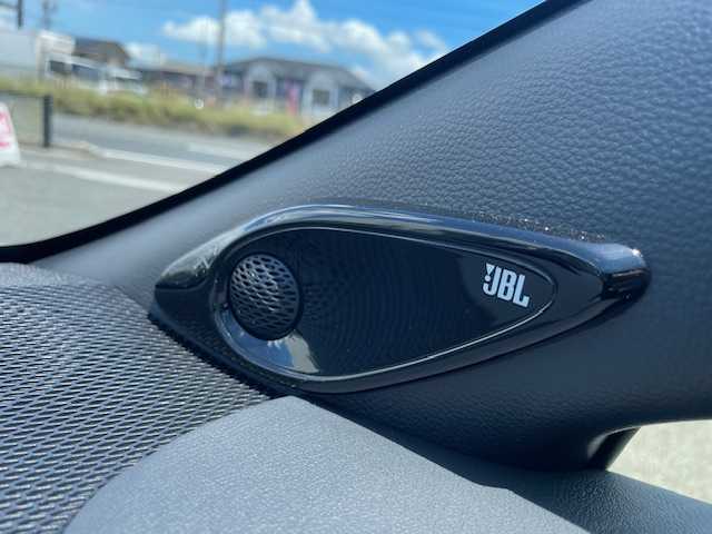 トヨタ ＧＲカローラ RZ 三重県 2024(令6)年 0.9万km プラチナホワイトパールマイカ 純正10.5型ディスプレイオーディオプラス/・コネクティッドナビ対応10.5型ディスプレイ/・車載ナビゲーション/・JBLサウンドシステム/・録画機能付バックガイドモニター/・ビルトインETC2.0/メーカーオプション/・ブラインドスポットモニター/・安心降車アシスト/・リアクロストラフィックアラート/・クリアランスソナー/バックソナー/・カラーヘッドアップディスプレイ/・D/N席シートヒーター/・ステアリングヒーター/セーフティセンス/・プリクラッシュセーフティ/・レーントレーシングアシスト/・レーンディパーチャーアラート/・レーダークルーズコントロール/・オートマチックハイビーム/・ロードサインアシスト/・発進遅れ告知機能/4WD/ターボ/純正10.5型ディスプレイオーディオプラス/【ナビ/フルセグTV/Bluetooth/USB/Miracast】/バックガイドモニター/ドライブレコーダー/オートライト/LEDヘッドランプ/LEDフロントフォグランプ/カーボンルーフ/235/40R18インチBBS製純正AW/GRロゴ入りレッドブレーキキャリパー/プッシュスタート/スマートキー/スペアキー/純正フロアマット