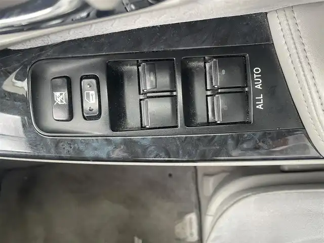 トヨタ クラウン アスリート アスリート 岡山県 2006(平18)年 11.7万km プレミアムシルバーパール 登録時走行距離118185km/純正HDDナビ/(AM/FM/DISC/TV/MD)/ビルトインETC/パワーシート/クルーズコントロール/バックカメラ/プッシュスタート/スマートキー/純正１８インチアルミホイール/キセノンヘッドライト/保証書/記録簿/取扱説明書/純正フロアマット