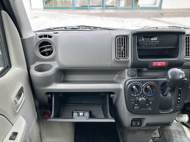スズキ エブリイ PA リミテッド 愛知県 2024(令6)年 0.4万km クールカーキPM 登録時走行距離3871km/ワンオーナー/コーナーセンサー/純正オーディオ/スズキデュアルサポート/衝突軽減/車線逸脱警報/先行車発進告知/誤発信抑制機能(前後)/USBアクセサリー×2/両側スライドドア/純正フロアマット/純正ドアバイザー/ヘッドランプレベライザー/アイドリングストップ/取説/保証書/リモコンキー/(スペアキー×1)