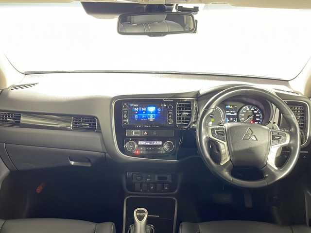 三菱 アウトランダー ＰＨＥＶ G プレミアムパッケージ 沖縄県 2018(平30)年 6.4万km シルキーホワイト 県外仕入れ　/禁煙車　/純正ナビ[J-15]/（フルセグＴＶ　ＣＤ　ＤＶＤ　Ｂｌｕｅｔｏｏｔｈ）/全方位カメラ　/アダプティブクルーズコントロール　/ステアリングスイッチ　/パワーシート　/レザーシート/電動パーキングブレーキ　/ＥＴＣ/前方ドライブレコーダー/パドルシフト/パワーバックドア/衝突被害軽減ブレーキ/車線逸脱警報機能