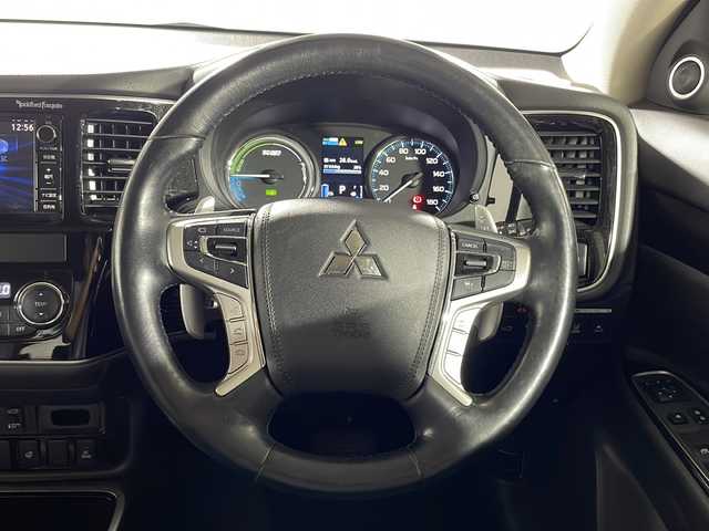 三菱 アウトランダー ＰＨＥＶ G プレミアムパッケージ 沖縄県 2018(平30)年 6.4万km シルキーホワイト 県外仕入れ　/禁煙車　/純正ナビ[J-15]/（フルセグＴＶ　ＣＤ　ＤＶＤ　Ｂｌｕｅｔｏｏｔｈ）/全方位カメラ　/アダプティブクルーズコントロール　/ステアリングスイッチ　/パワーシート　/レザーシート/電動パーキングブレーキ　/ＥＴＣ/前方ドライブレコーダー/パドルシフト/パワーバックドア/衝突被害軽減ブレーキ/車線逸脱警報機能