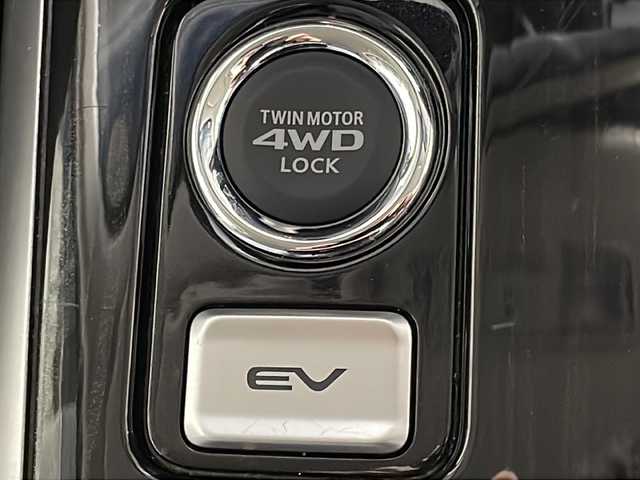 三菱 アウトランダー ＰＨＥＶ G プレミアムパッケージ 沖縄県 2018(平30)年 6.4万km シルキーホワイト 県外仕入れ　/禁煙車　/純正ナビ[J-15]/（フルセグＴＶ　ＣＤ　ＤＶＤ　Ｂｌｕｅｔｏｏｔｈ）/全方位カメラ　/アダプティブクルーズコントロール　/ステアリングスイッチ　/パワーシート　/レザーシート/電動パーキングブレーキ　/ＥＴＣ/前方ドライブレコーダー/パドルシフト/パワーバックドア/衝突被害軽減ブレーキ/車線逸脱警報機能