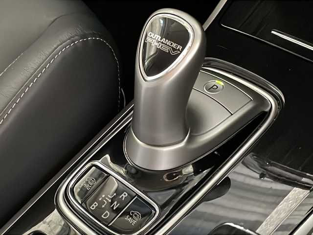 三菱 アウトランダー ＰＨＥＶ G プレミアムパッケージ 沖縄県 2018(平30)年 6.4万km シルキーホワイト 県外仕入れ　/禁煙車　/純正ナビ[J-15]/（フルセグＴＶ　ＣＤ　ＤＶＤ　Ｂｌｕｅｔｏｏｔｈ）/全方位カメラ　/アダプティブクルーズコントロール　/ステアリングスイッチ　/パワーシート　/レザーシート/電動パーキングブレーキ　/ＥＴＣ/前方ドライブレコーダー/パドルシフト/パワーバックドア/衝突被害軽減ブレーキ/車線逸脱警報機能