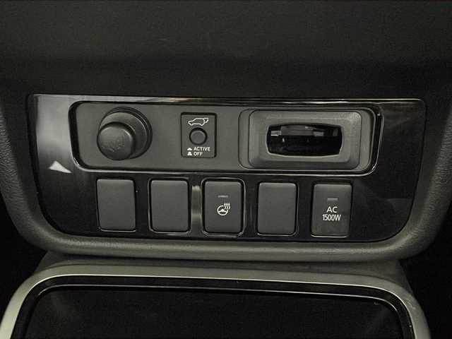 三菱 アウトランダー ＰＨＥＶ G プレミアムパッケージ 沖縄県 2018(平30)年 6.4万km シルキーホワイト 県外仕入れ　/禁煙車　/純正ナビ[J-15]/（フルセグＴＶ　ＣＤ　ＤＶＤ　Ｂｌｕｅｔｏｏｔｈ）/全方位カメラ　/アダプティブクルーズコントロール　/ステアリングスイッチ　/パワーシート　/レザーシート/電動パーキングブレーキ　/ＥＴＣ/前方ドライブレコーダー/パドルシフト/パワーバックドア/衝突被害軽減ブレーキ/車線逸脱警報機能