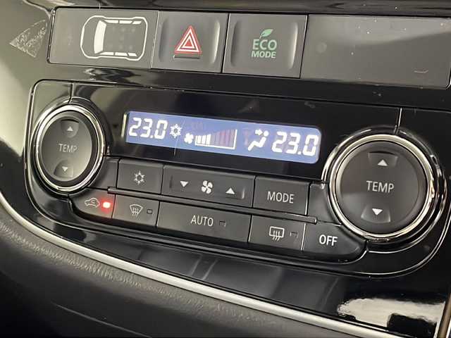 三菱 アウトランダー ＰＨＥＶ G プレミアムパッケージ 沖縄県 2018(平30)年 6.4万km シルキーホワイト 県外仕入れ　/禁煙車　/純正ナビ[J-15]/（フルセグＴＶ　ＣＤ　ＤＶＤ　Ｂｌｕｅｔｏｏｔｈ）/全方位カメラ　/アダプティブクルーズコントロール　/ステアリングスイッチ　/パワーシート　/レザーシート/電動パーキングブレーキ　/ＥＴＣ/前方ドライブレコーダー/パドルシフト/パワーバックドア/衝突被害軽減ブレーキ/車線逸脱警報機能