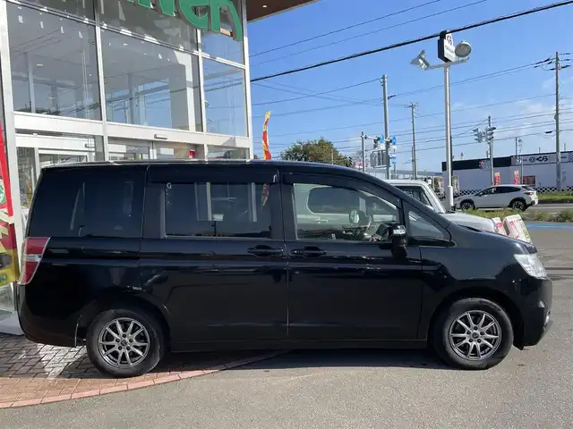 ホンダ ステップワゴン G Eセレクション 道央・札幌 2014(平26)年 13.7万km クリスタルブラックパール 登録時走行距離136/972km/ワンオーナー/　４　W　D　/寒冷地仕様/純正ナビ（CD/DVD/FM/AM/SD)/フルセグ（走行中視聴可能）/バックカメラ/アイドリングストップ/ウィンカーミラー/クルーズコントロール（追従走行なし）/ドアバイザー/片側パワースライドドア/ビルトインETC/スペアキー×１/社外エンジンスターター/純正フロアマット/横滑り防止装置/フォグランプ/フロントデアイサースイッチ/ステアリングスイッチ/ミラーヒーター/電動格納ミラー/ワイパー間欠時間コントローラー/イルミネーションコントロール/ヘッドライトレベライザー/ECONスイッチ/積込冬タイヤ（社外AW/205/65/R15/16年製/溝5ｍｍ）