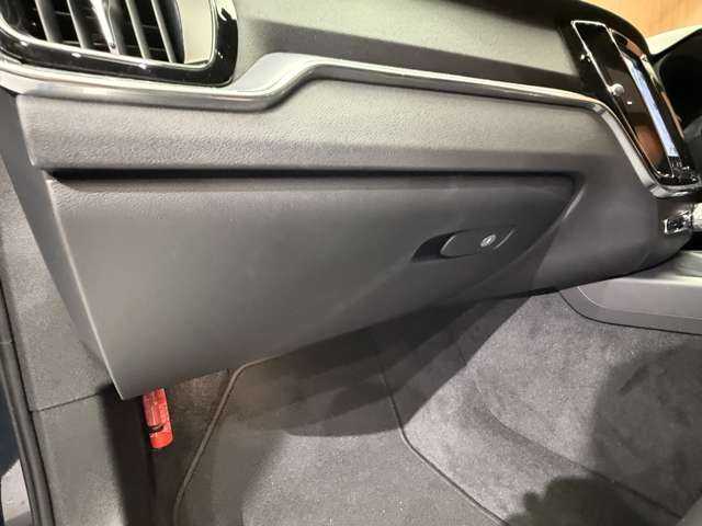 ボルボ Ｖ６０ T5 モメンタム 千葉県 2020(令2)年 3.4万km デニムブルーメタリック インテリセーフ　/純正ナビ　/360°カメラ　/ACC　/BLIS　/黒革　/シートヒーター　/パワーシート　/LEDヘッドライト　/ハイビームアシスト　/自動駐車　/ドライブレコーダー　/電動リアゲート　/純正17インチAW　/ETC