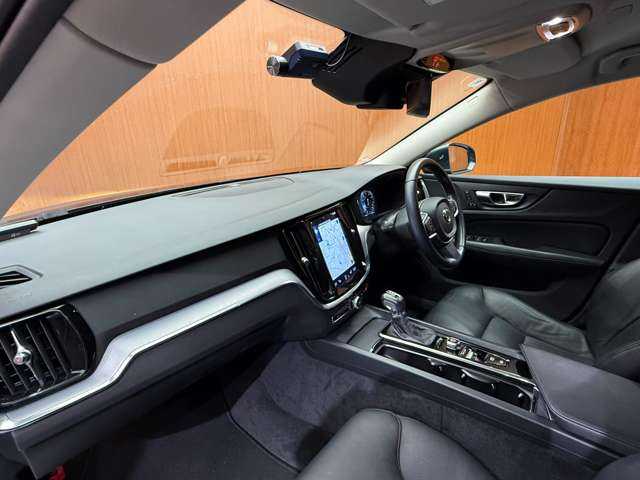 ボルボ Ｖ６０ T5 モメンタム 千葉県 2020(令2)年 3.4万km デニムブルーメタリック インテリセーフ　/純正ナビ　/360°カメラ　/ACC　/BLIS　/黒革　/シートヒーター　/パワーシート　/LEDヘッドライト　/ハイビームアシスト　/自動駐車　/ドライブレコーダー　/電動リアゲート　/純正17インチAW　/ETC