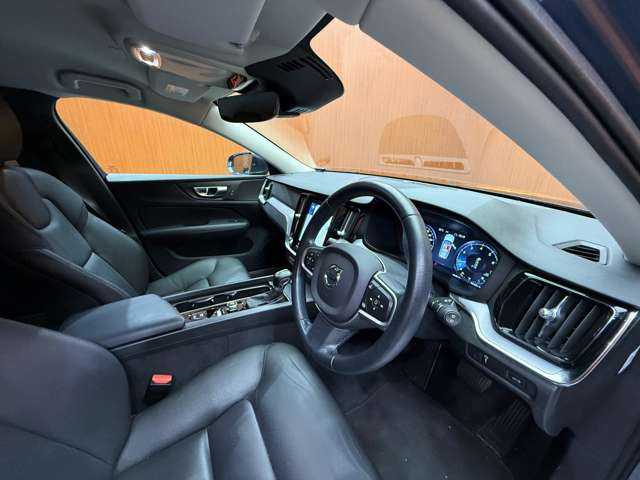ボルボ Ｖ６０ T5 モメンタム 千葉県 2020(令2)年 3.4万km デニムブルーメタリック インテリセーフ　/純正ナビ　/360°カメラ　/ACC　/BLIS　/黒革　/シートヒーター　/パワーシート　/LEDヘッドライト　/ハイビームアシスト　/自動駐車　/ドライブレコーダー　/電動リアゲート　/純正17インチAW　/ETC