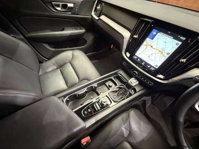 ボルボ Ｖ６０ T5 モメンタム 千葉県 2020(令2)年 3.4万km デニムブルーメタリック インテリセーフ　/純正ナビ　/360°カメラ　/ACC　/BLIS　/黒革　/シートヒーター　/パワーシート　/LEDヘッドライト　/ハイビームアシスト　/自動駐車　/ドライブレコーダー　/電動リアゲート　/純正17インチAW　/ETC