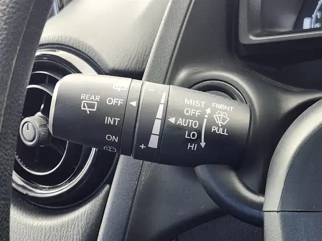 マツダ マツダ２ 15C 愛知県 2020(令2)年 4.9万km アークティックホワイト 法人仕様車/純正7インチマツダコネクトナビ/・Bluetooth/・AM/FM/・USB/・AUX/ブラインドスポットモニタリング/衝突被害軽減ブレーキ/横滑り防止装置/アイドリングストップ/バックカメラ/社外フロアマット/社外LEDヘッドライト/オートライト/プッシュスタート/ETC/スマートキー