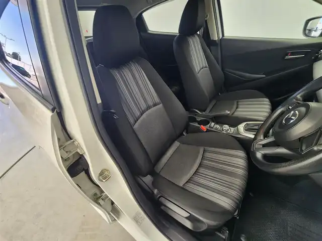 マツダ マツダ２ 15C 愛知県 2020(令2)年 4.9万km アークティックホワイト 法人仕様車/純正7インチマツダコネクトナビ/・Bluetooth/・AM/FM/・USB/・AUX/ブラインドスポットモニタリング/衝突被害軽減ブレーキ/横滑り防止装置/アイドリングストップ/バックカメラ/社外フロアマット/社外LEDヘッドライト/オートライト/プッシュスタート/ETC/スマートキー