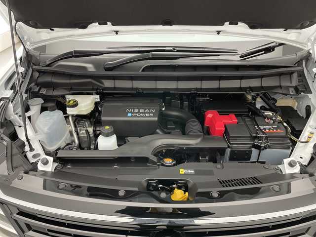 日産 セレナ e－パワー ハイウェイスター V 長野県 2025(令7)年 0.1千km 白 純正ナビ/フルセグＴＶ/Bluetooth Audio/アラウンドビューモニター/衝突被害軽減ブレーキ/レーダークルーズコントロール/オートマチックハイビーム/レーンキープアシスト/LEDヘッドライト/オートライト/両側パワースライドドア/プロパイロット/置くだけ充電/デジタルインナーミラー/ETC2.0/コーナーセンサー/スマートキー