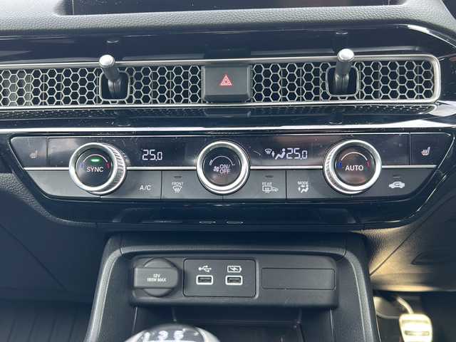 ホンダ シビック LX 道北・旭川 2021(令3)年 3.6万km プラチナホワイトパール /純正ナビ/BT/フルセグ/USB//ホンダセンシング//CMBS//ACC//先行車発進お知らせ//路外逸脱抑制システム//クリアランスソナー//レーンキープアシスト//BSM//標識認識機能//革巻きステアリング//ステアリングスイッチ//前席シートヒーター//オートライト//LEDヘッドライト//フォグランプ//ヘットライトレベライザー//ドライブレコーダー//ETC//ドアバイザー//純正AW夏タイヤ積み込み//トノカバー//アイドリングストップ//オートエアコン//取扱説明書//保証書