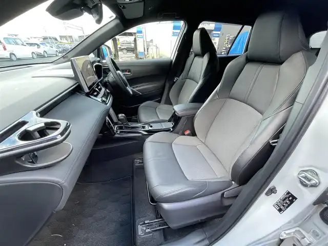 トヨタ カローラ クロス ハイブリッド Z 滋賀県 2023(令5)年 3.1万km プラチナホワイトパールマイカ 純正10.5インチナビ/【Bluetooth/USB/Miracast/フルセグTV】/ハーフレザーシート/バックカメラ/追従クルーズコントロール/プリクラッシュセーフティ/レーンディパーチャーアラート/プロアクティブドライビングアシスト/ブラインドスポットモニター/安心降車アシスト/ロードサインアシスト/LEDヘッドライト/オートマチックハイビーム/クリアランスソナー/前後ドライブレコーダー/D席パワーシート/D/Nシートヒーター/ビルトインETC2.0/パワーバックドア/電動パーキングブレーキ/オートブレーキホールド/純正フロアマット/プッシュスタート/スマートキー/ステアリングリモコン