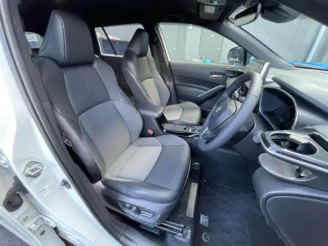 トヨタ カローラ クロス ハイブリッド Z 滋賀県 2023(令5)年 3.1万km プラチナホワイトパールマイカ 純正10.5インチナビ/【Bluetooth/USB/Miracast/フルセグTV】/ハーフレザーシート/バックカメラ/追従クルーズコントロール/プリクラッシュセーフティ/レーンディパーチャーアラート/プロアクティブドライビングアシスト/ブラインドスポットモニター/安心降車アシスト/ロードサインアシスト/LEDヘッドライト/オートマチックハイビーム/クリアランスソナー/前後ドライブレコーダー/D席パワーシート/D/Nシートヒーター/ビルトインETC2.0/パワーバックドア/電動パーキングブレーキ/オートブレーキホールド/純正フロアマット/プッシュスタート/スマートキー/ステアリングリモコン