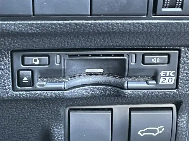 トヨタ カローラ クロス ハイブリッド Z 滋賀県 2023(令5)年 3.1万km プラチナホワイトパールマイカ 純正10.5インチナビ/【Bluetooth/USB/Miracast/フルセグTV】/ハーフレザーシート/バックカメラ/追従クルーズコントロール/プリクラッシュセーフティ/レーンディパーチャーアラート/プロアクティブドライビングアシスト/ブラインドスポットモニター/安心降車アシスト/ロードサインアシスト/LEDヘッドライト/オートマチックハイビーム/クリアランスソナー/前後ドライブレコーダー/D席パワーシート/D/Nシートヒーター/ビルトインETC2.0/パワーバックドア/電動パーキングブレーキ/オートブレーキホールド/純正フロアマット/プッシュスタート/スマートキー/ステアリングリモコン