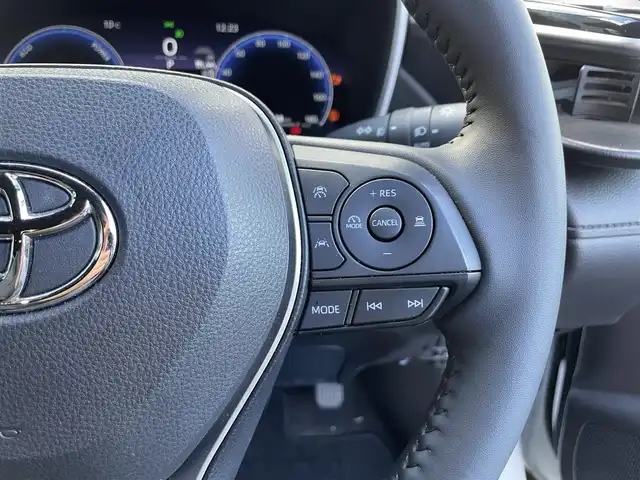 トヨタ カローラ クロス ハイブリッド Z 滋賀県 2023(令5)年 3.1万km プラチナホワイトパールマイカ 純正10.5インチナビ/【Bluetooth/USB/Miracast/フルセグTV】/ハーフレザーシート/バックカメラ/追従クルーズコントロール/プリクラッシュセーフティ/レーンディパーチャーアラート/プロアクティブドライビングアシスト/ブラインドスポットモニター/安心降車アシスト/ロードサインアシスト/LEDヘッドライト/オートマチックハイビーム/クリアランスソナー/前後ドライブレコーダー/D席パワーシート/D/Nシートヒーター/ビルトインETC2.0/パワーバックドア/電動パーキングブレーキ/オートブレーキホールド/純正フロアマット/プッシュスタート/スマートキー/ステアリングリモコン