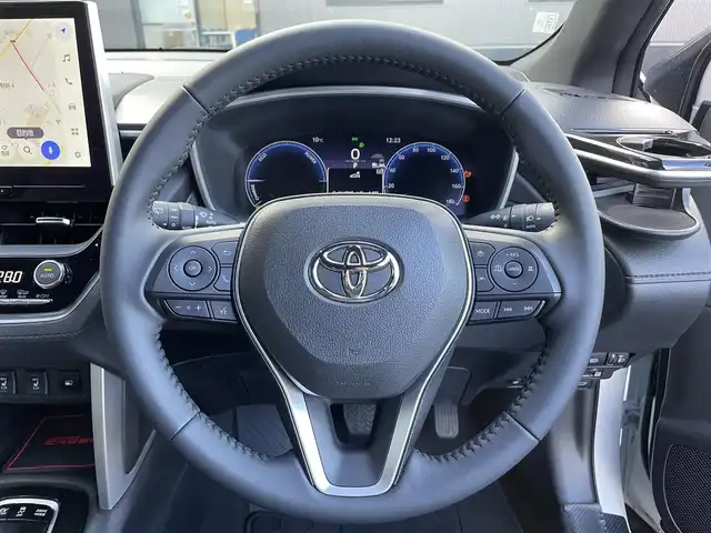 トヨタ カローラ クロス ハイブリッド Z 滋賀県 2023(令5)年 3.1万km プラチナホワイトパールマイカ 純正10.5インチナビ/【Bluetooth/USB/Miracast/フルセグTV】/ハーフレザーシート/バックカメラ/追従クルーズコントロール/プリクラッシュセーフティ/レーンディパーチャーアラート/プロアクティブドライビングアシスト/ブラインドスポットモニター/安心降車アシスト/ロードサインアシスト/LEDヘッドライト/オートマチックハイビーム/クリアランスソナー/前後ドライブレコーダー/D席パワーシート/D/Nシートヒーター/ビルトインETC2.0/パワーバックドア/電動パーキングブレーキ/オートブレーキホールド/純正フロアマット/プッシュスタート/スマートキー/ステアリングリモコン