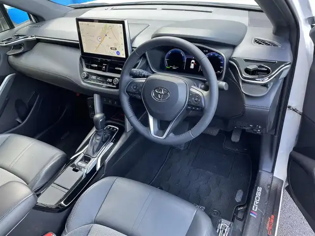 トヨタ カローラ クロス ハイブリッド Z 滋賀県 2023(令5)年 3.1万km プラチナホワイトパールマイカ 純正10.5インチナビ/【Bluetooth/USB/Miracast/フルセグTV】/ハーフレザーシート/バックカメラ/追従クルーズコントロール/プリクラッシュセーフティ/レーンディパーチャーアラート/プロアクティブドライビングアシスト/ブラインドスポットモニター/安心降車アシスト/ロードサインアシスト/LEDヘッドライト/オートマチックハイビーム/クリアランスソナー/前後ドライブレコーダー/D席パワーシート/D/Nシートヒーター/ビルトインETC2.0/パワーバックドア/電動パーキングブレーキ/オートブレーキホールド/純正フロアマット/プッシュスタート/スマートキー/ステアリングリモコン